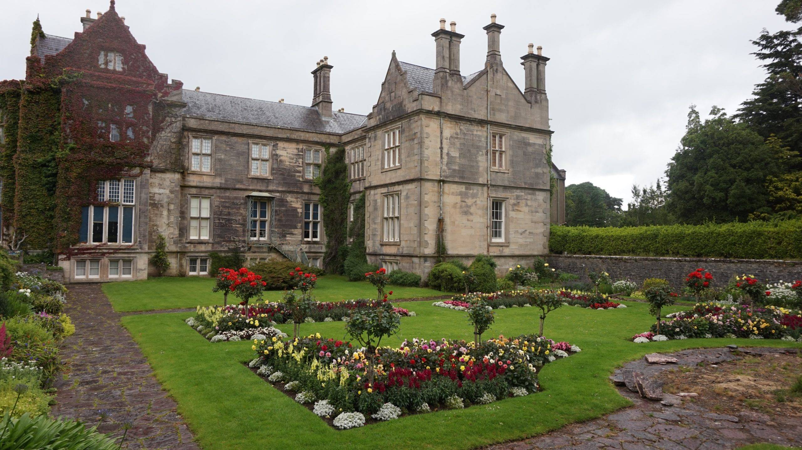 Huge manor with beautiful garden