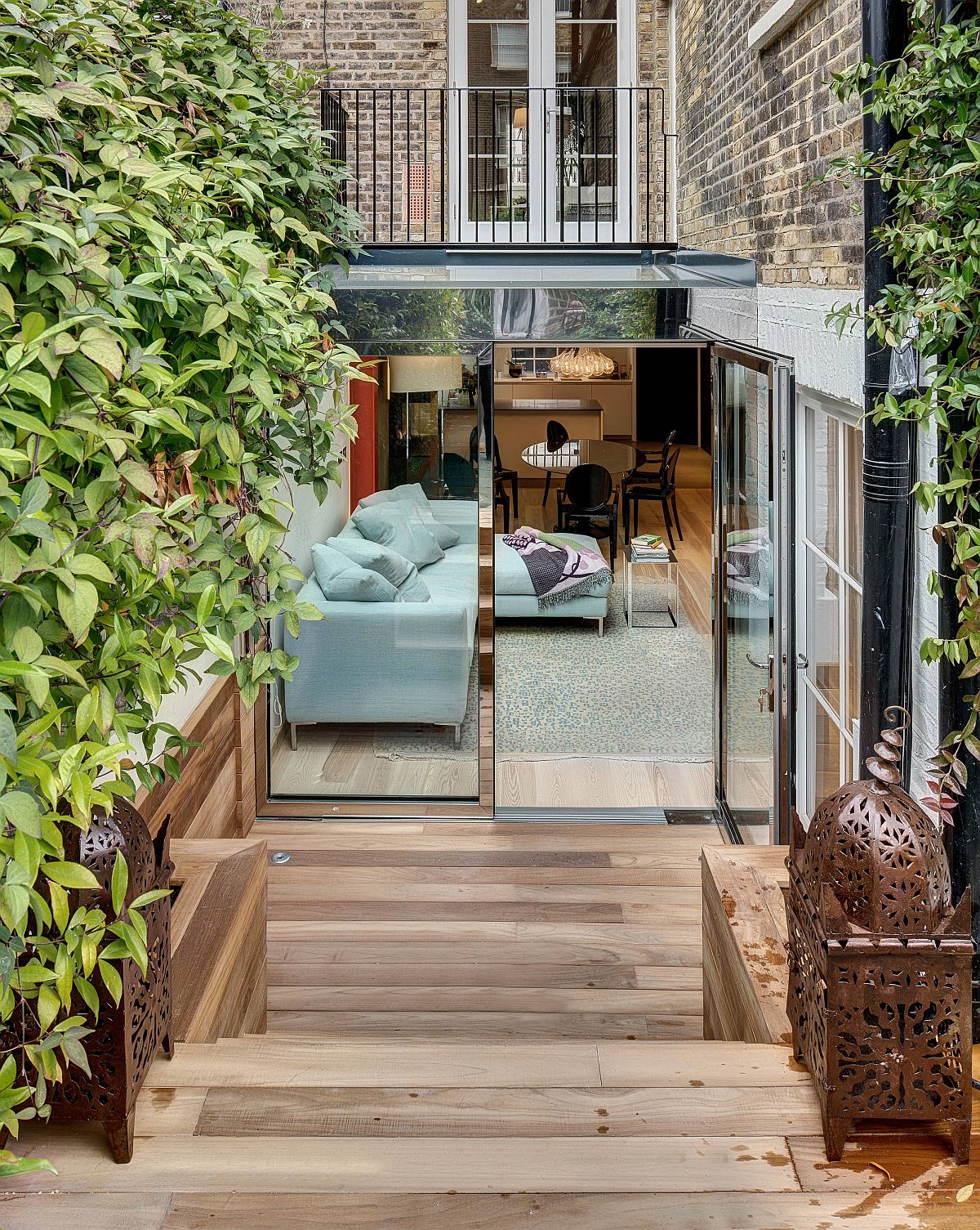 Ingenious sunken design of the deck in this London home delineates space without boundaries