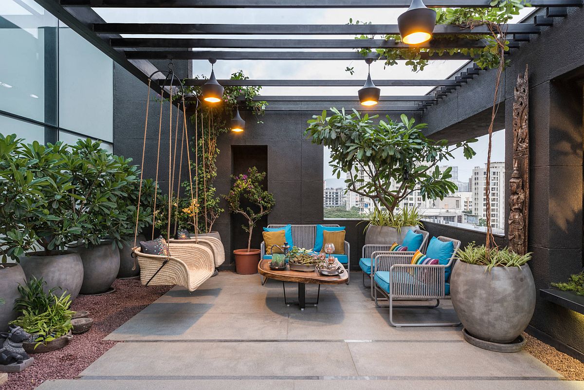 Innovative-contemporary-pergola-in-gray-turns-the-backyard-into-a-wonderful-hangout-23720