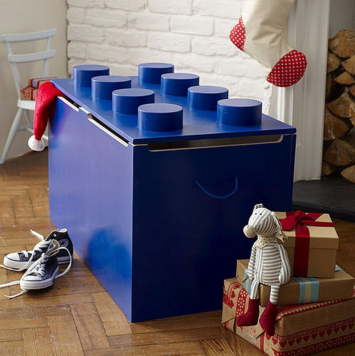 Lego-shaped toy box for the modern kids' room