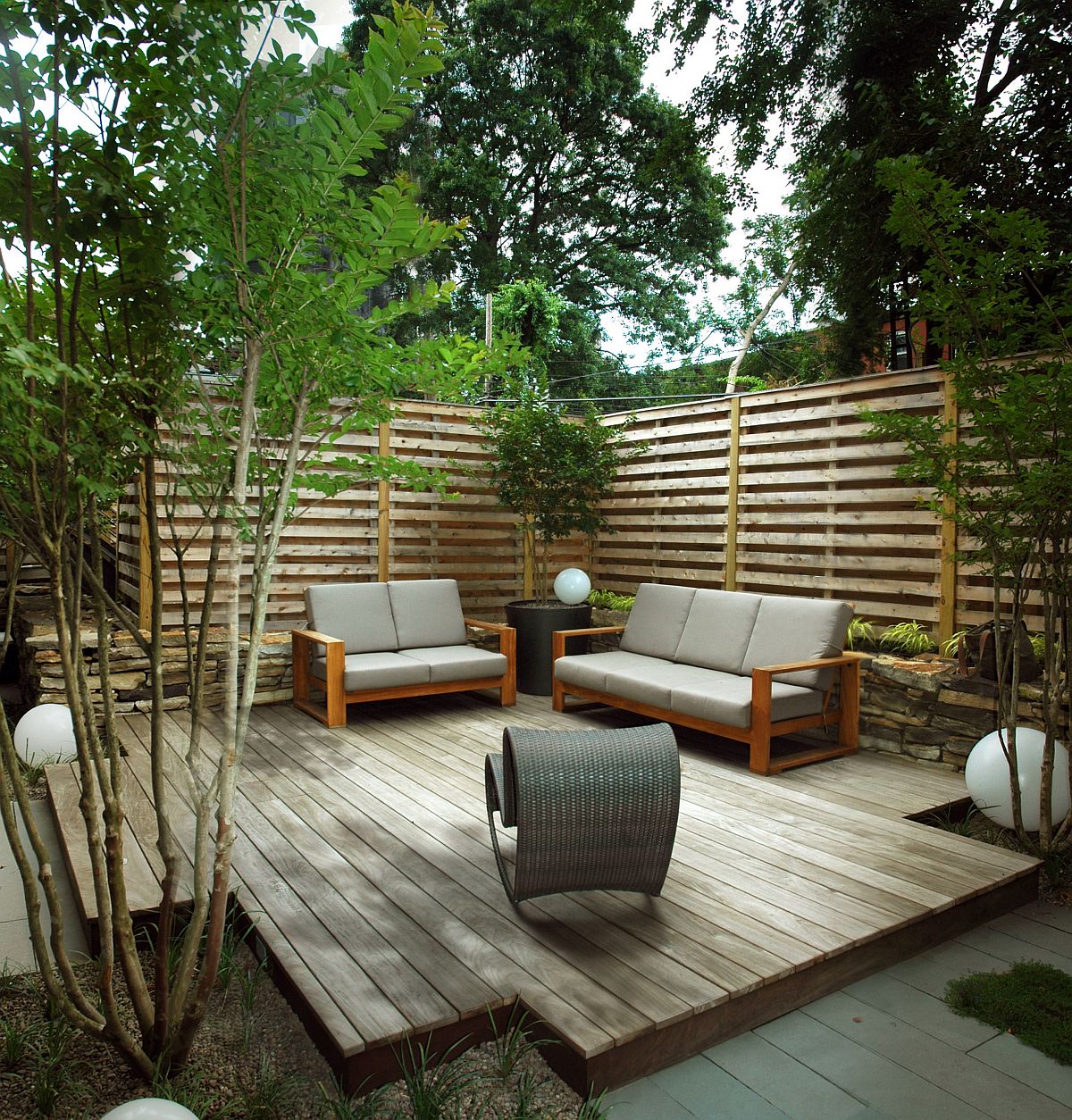 Nature makes the biggest impact in this small contemporary deck