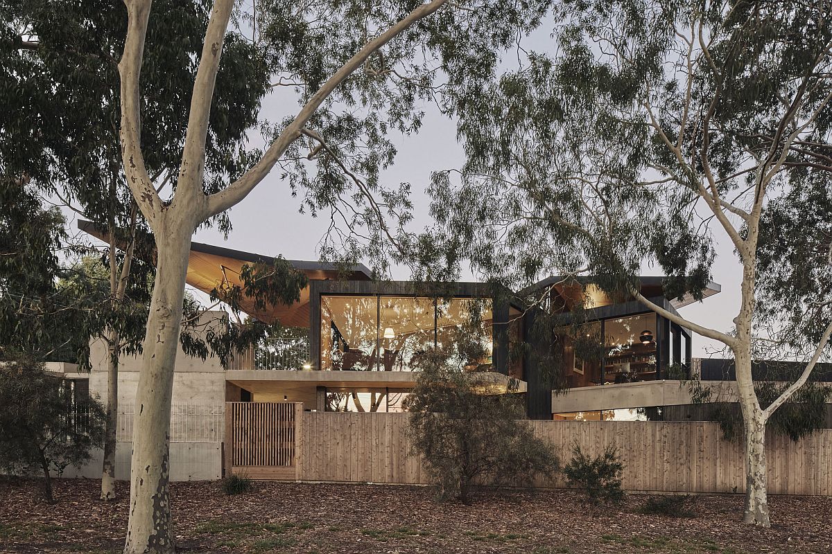 Ingenious Melbourne Home Allows you to Greet Guests from its Living Room!