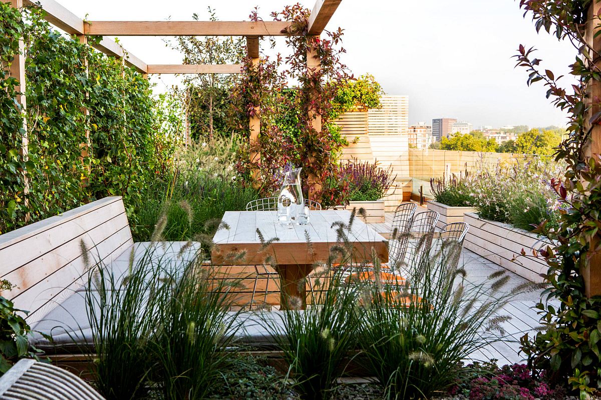 Wall of greenery around the outdoor hangout offers ample privacy