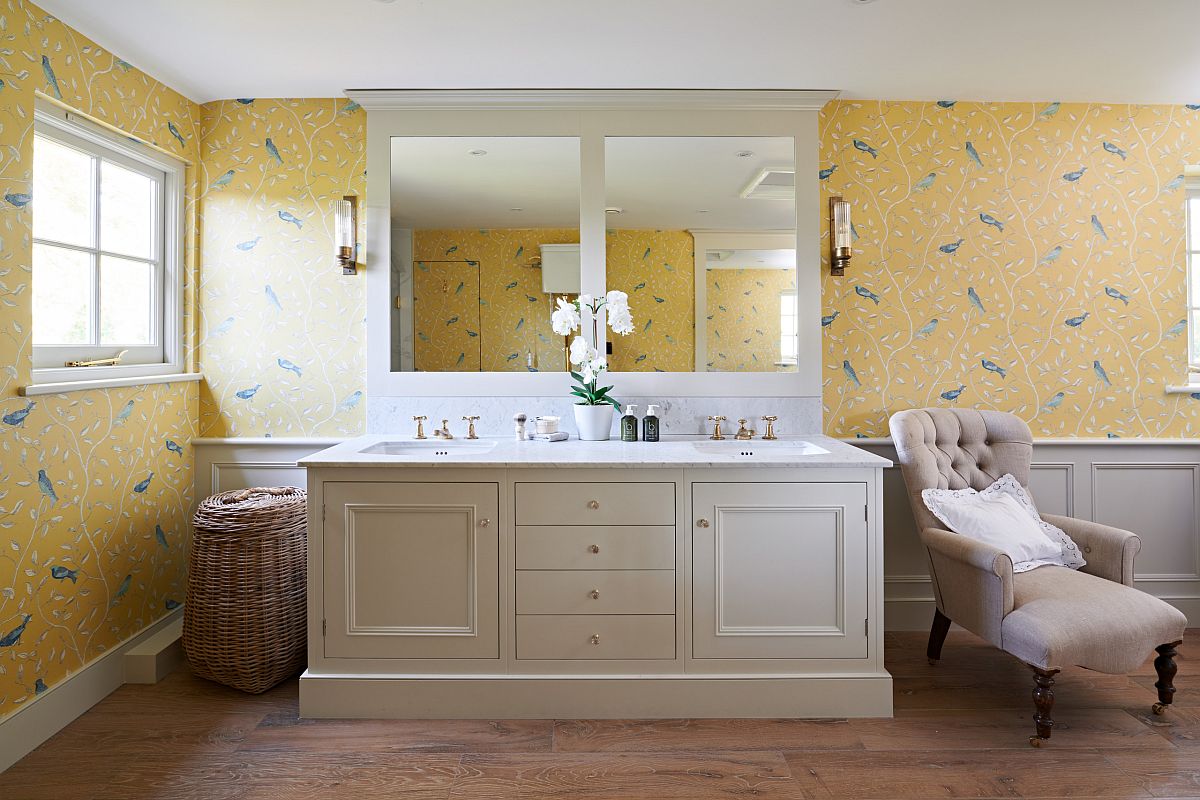 Yellow wallpaper with nature-inspired pattern brings vivacious beauty to this bathroom