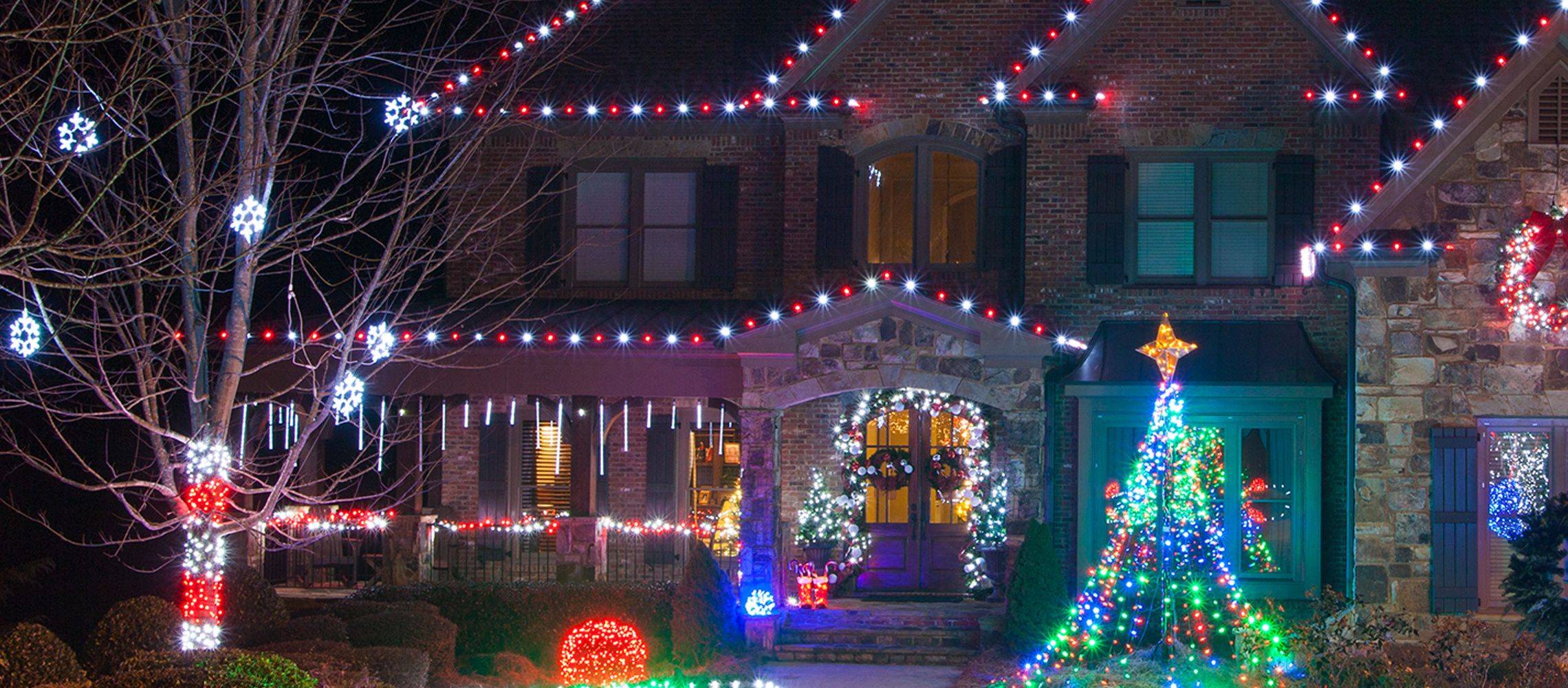 Lampu Natal di sepanjang atap atau pagar
