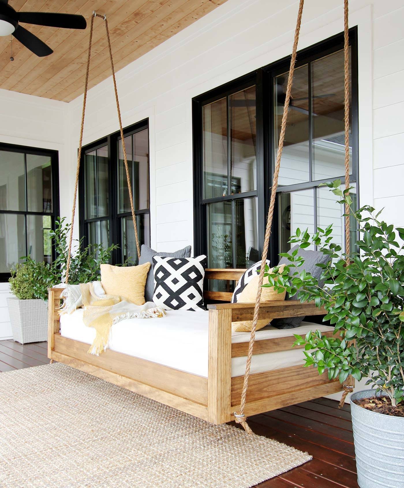 Hanging swing with cushions