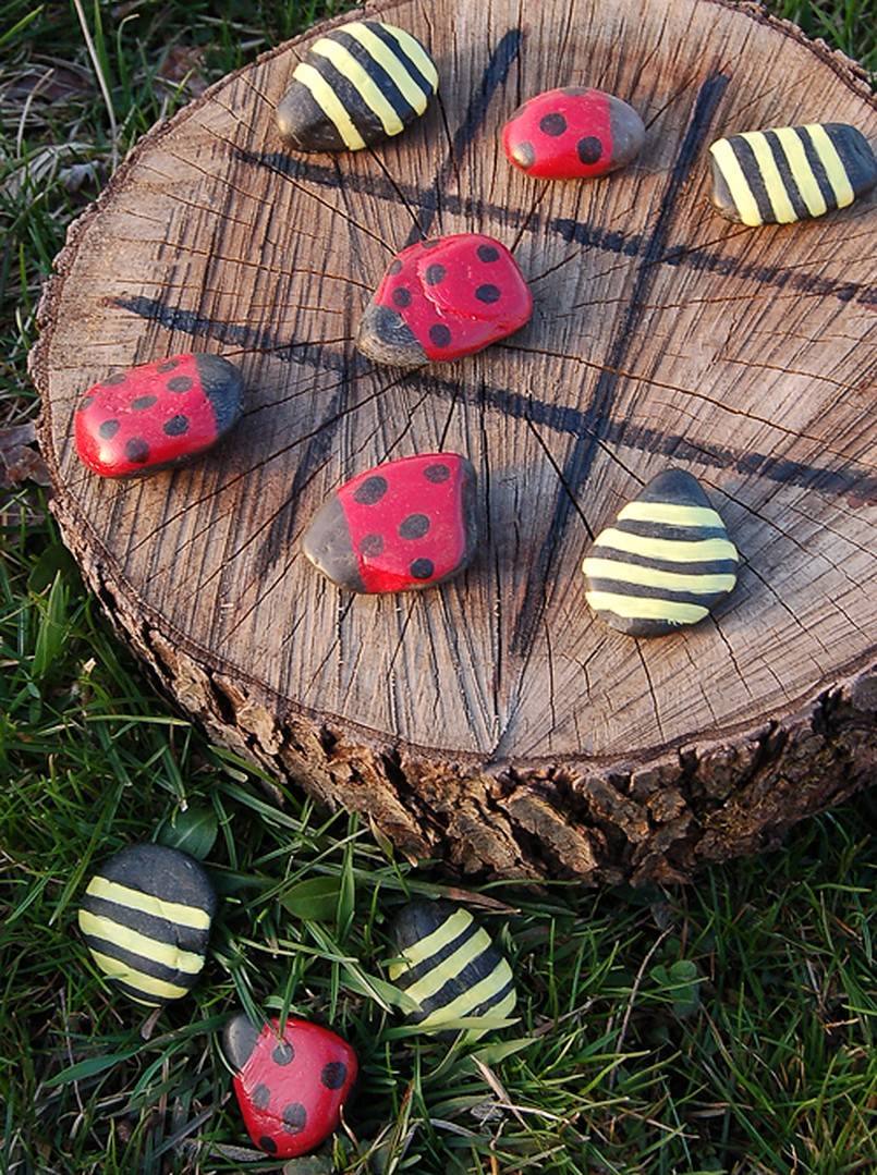 Ladybug vs Bumblebee Tic Tac Toe on a Tree Stump