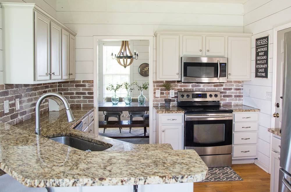 15 Farmhouse Backsplash Ideas For Your Kitchen