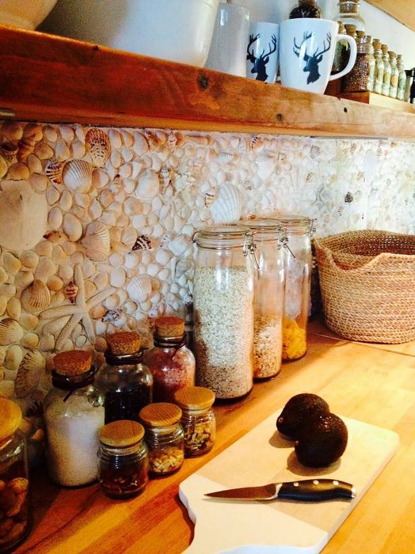 Wall made of shells and spices in jars