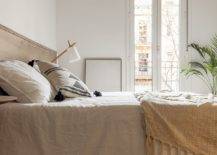 White-and-wood-bedroom-of-the-Barcelona-home-with-organic-finishes-12838-217x155