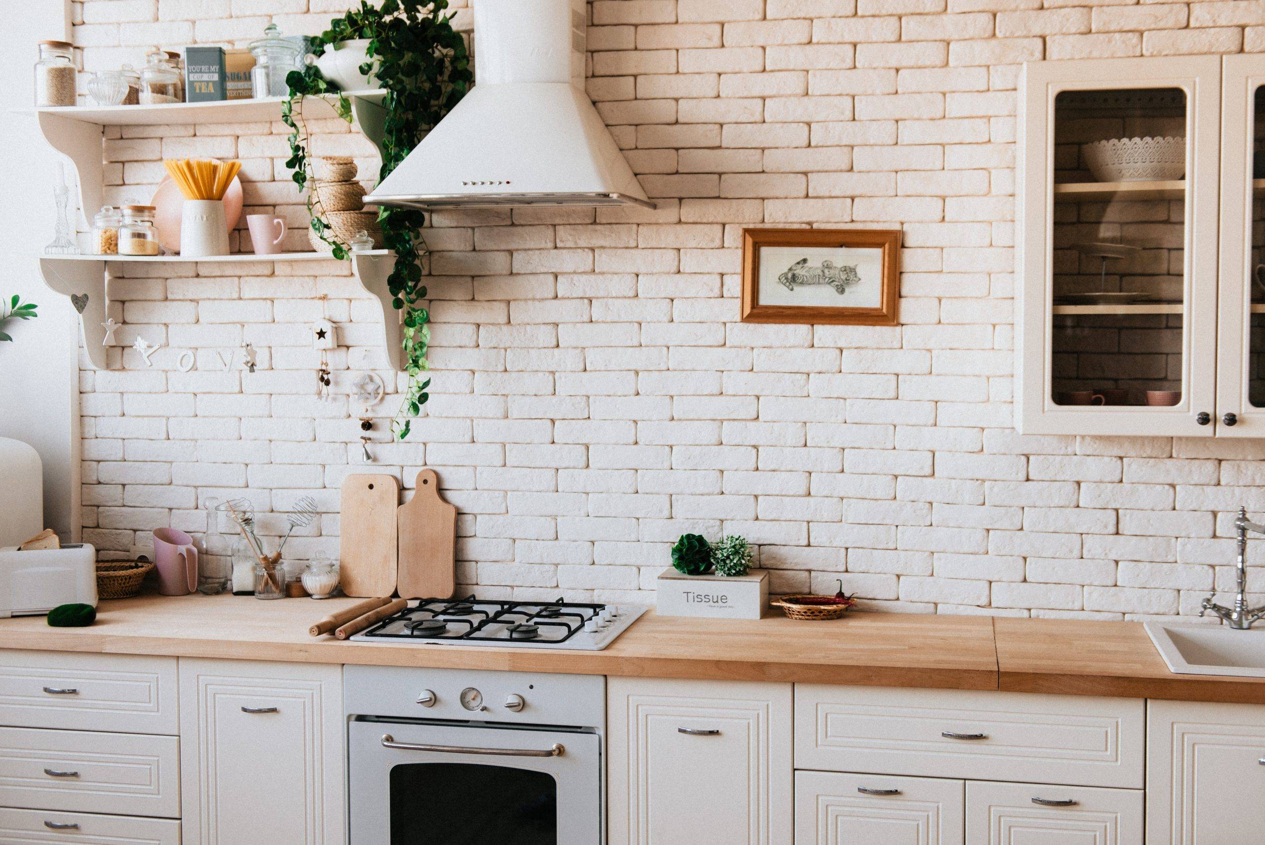 White bricks kitchen wall with range hood