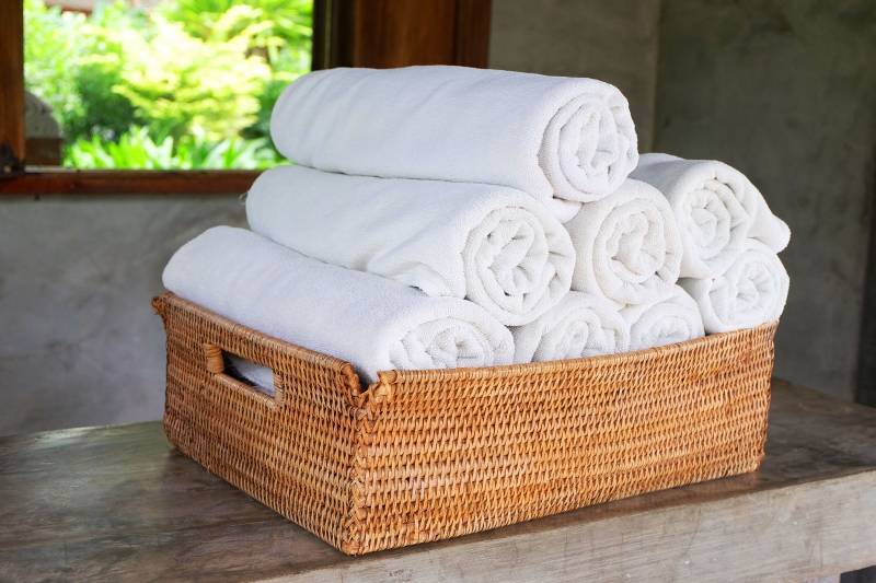 Ideas de almacenamiento de toallas de baño inteligentes y elegantes [¡10 opciones!]