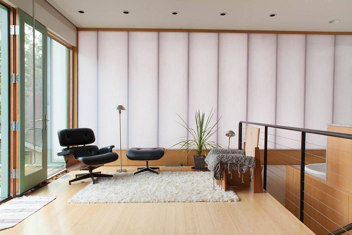 Cheerful backdrop of the living room shaped by translucent polycarbonate panels