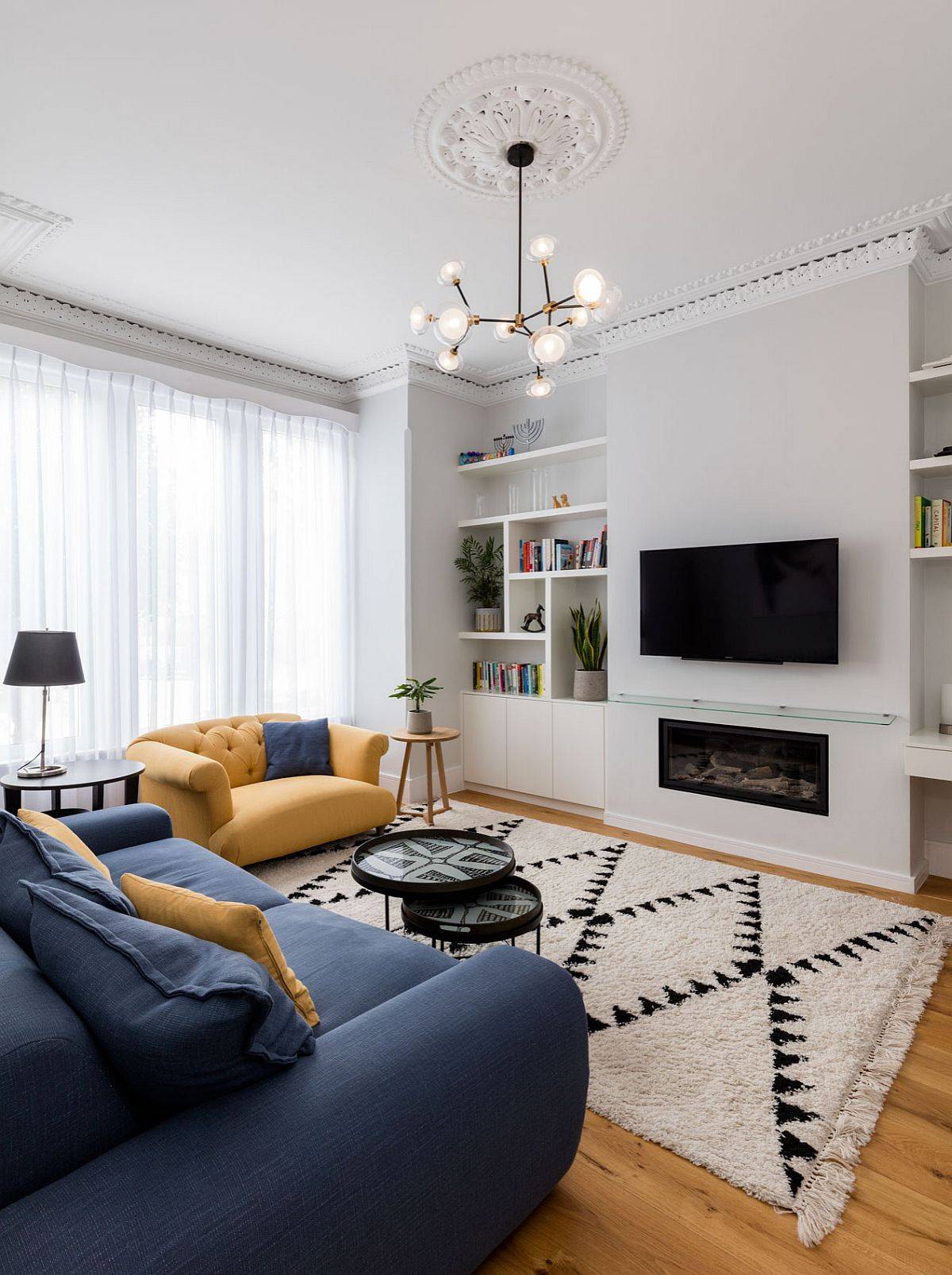 Sofa warna-warni dan gagah di ruang tamu dengan gaya modern 36235