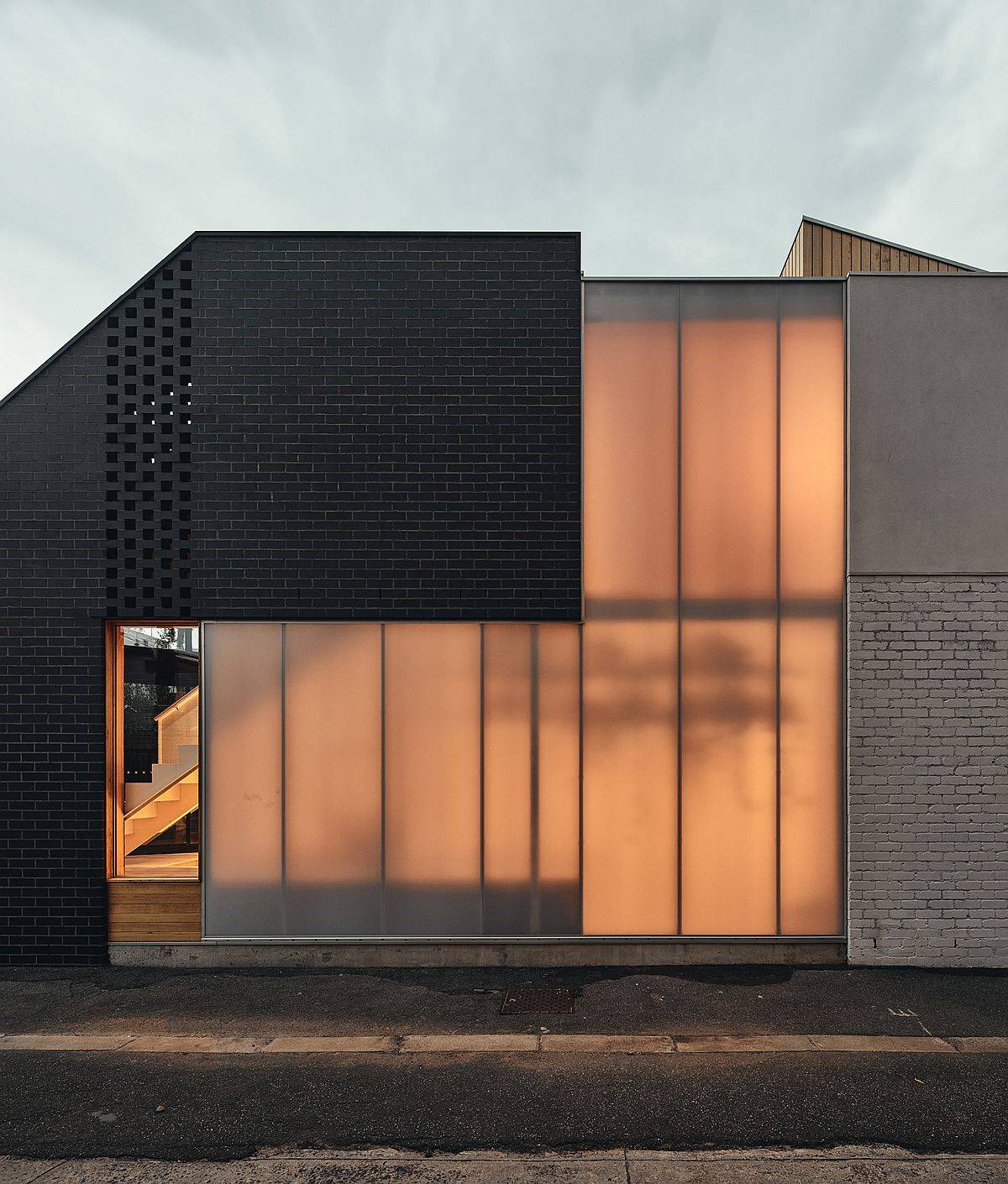 Ingenious use of polycarbonate panels bring in natural light while maintaining privacy