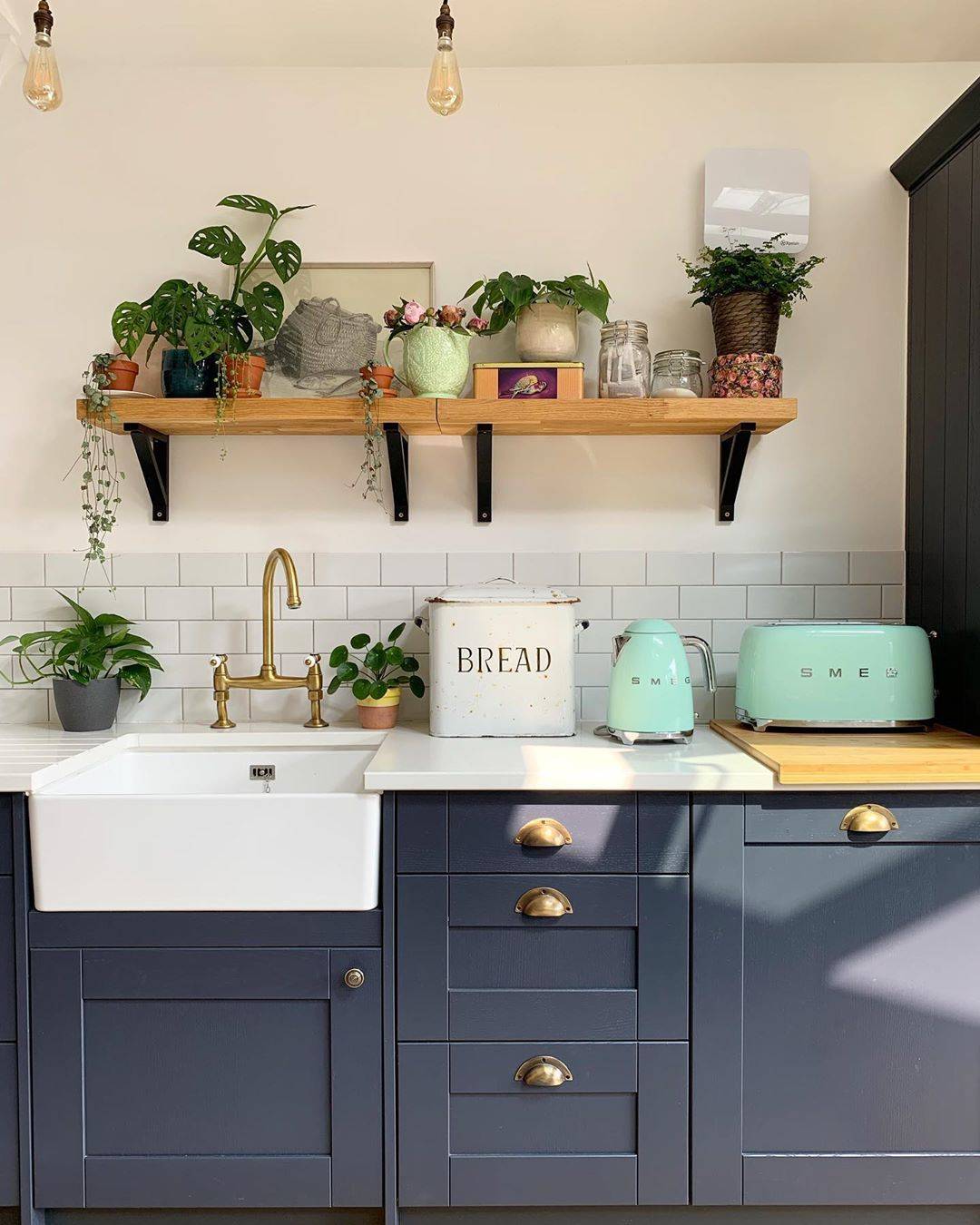 15 Retro Kitchen Ideas with Vintage Decor and Amenities