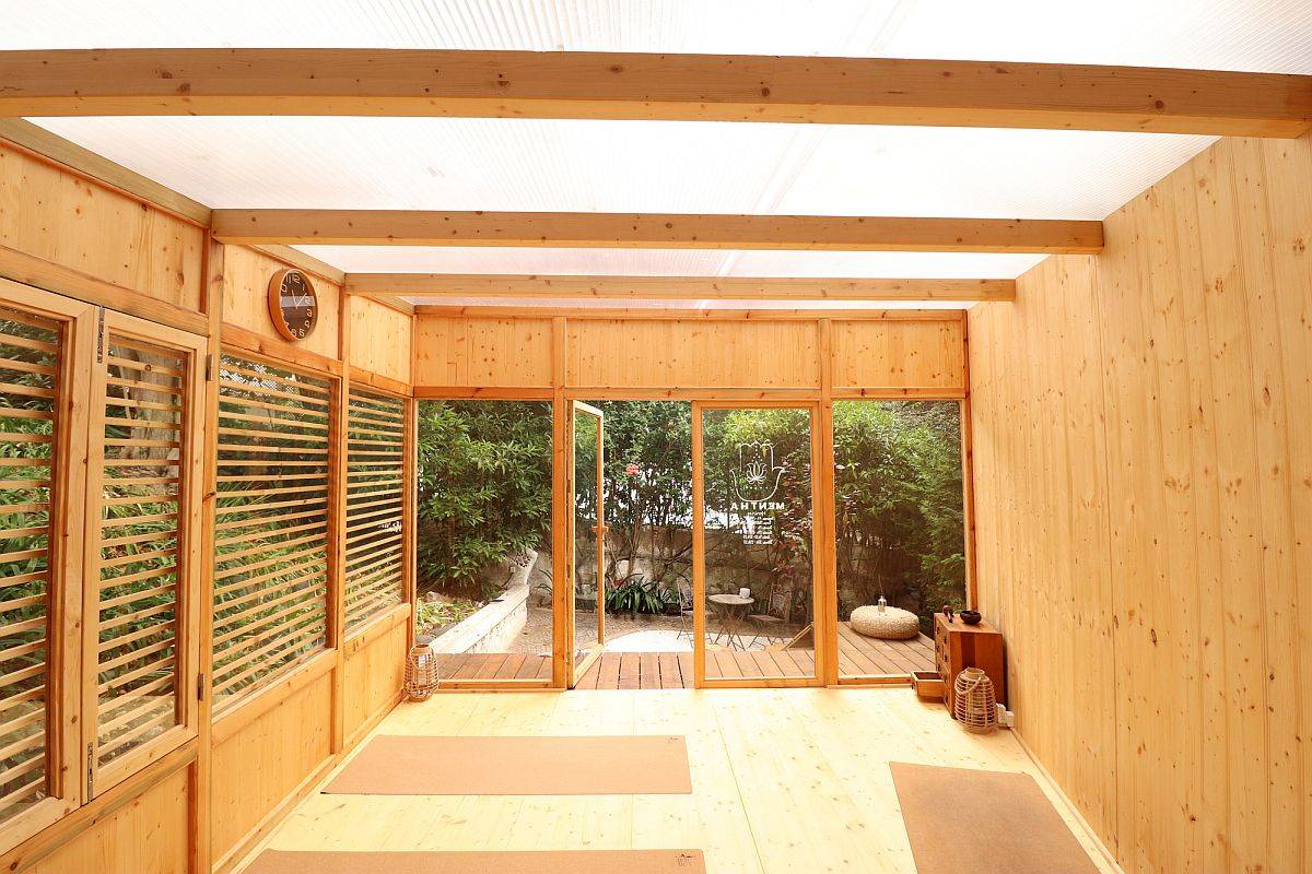 Lovely Alveolar polycarbonate panels make up the ceiling of this small wooden cabin