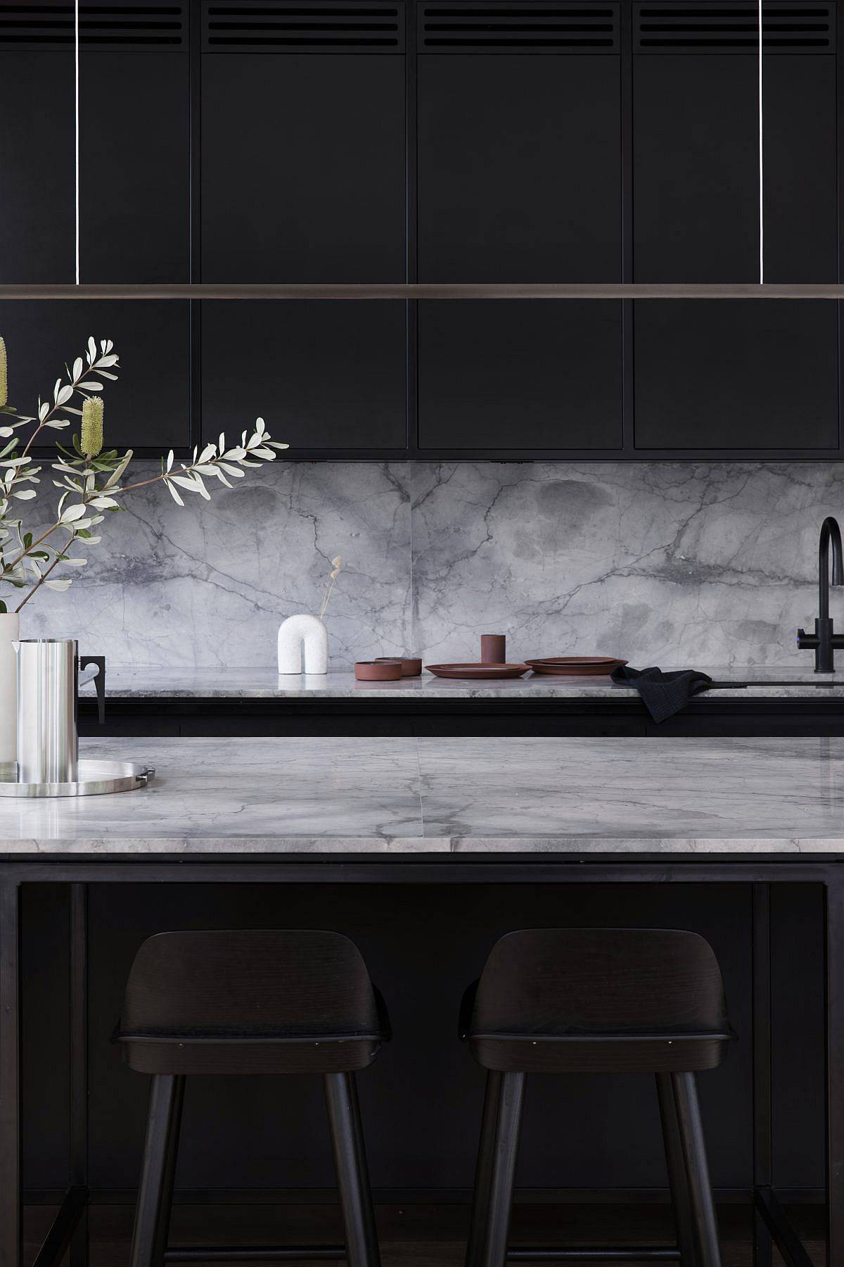 Marble-adds-class-and-elegance-to-the-contemporary-kitchen-in-black-and-white-76842