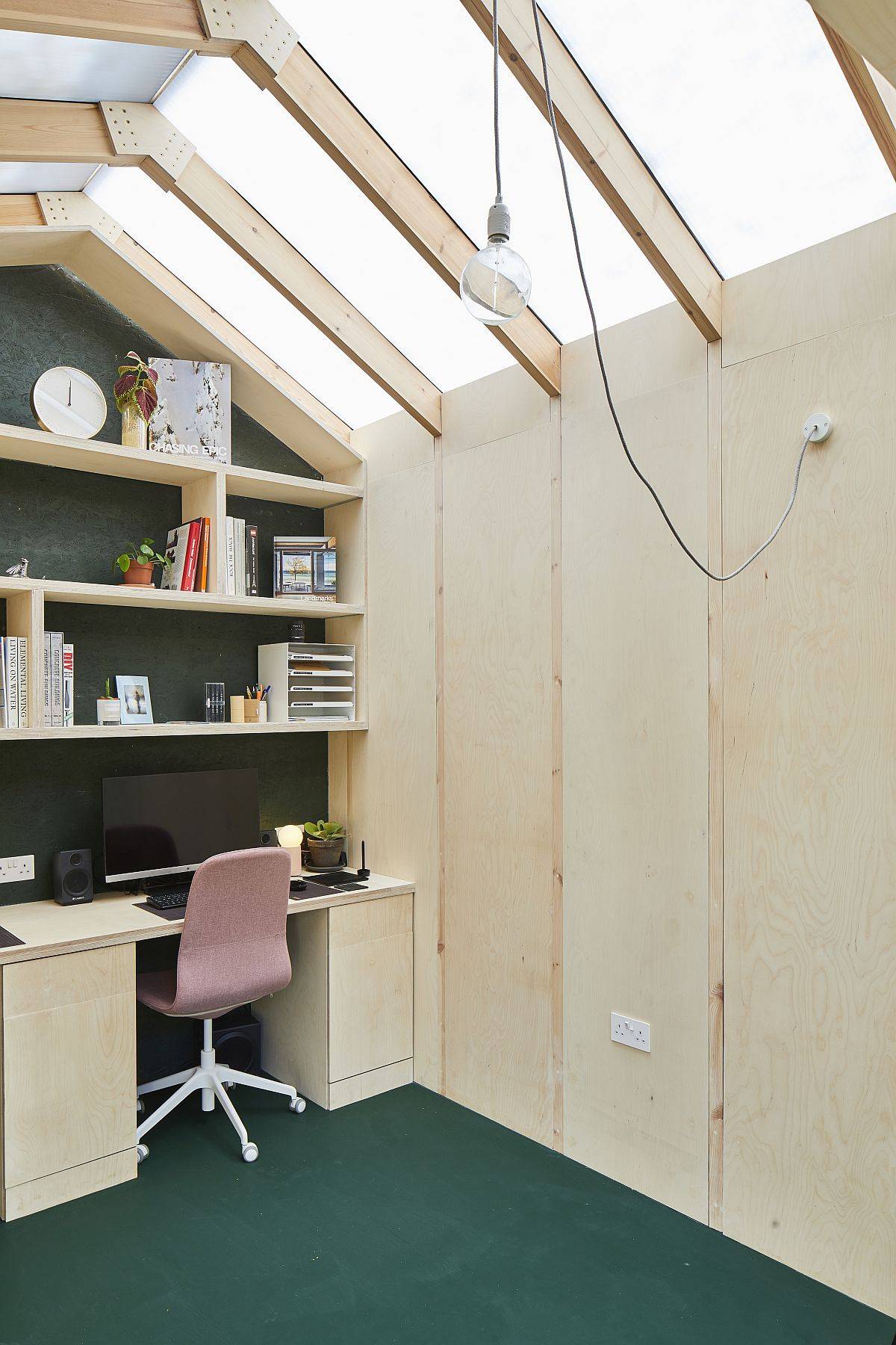 Smart diffused polycarbonate roof panels for the light-filled modern home office