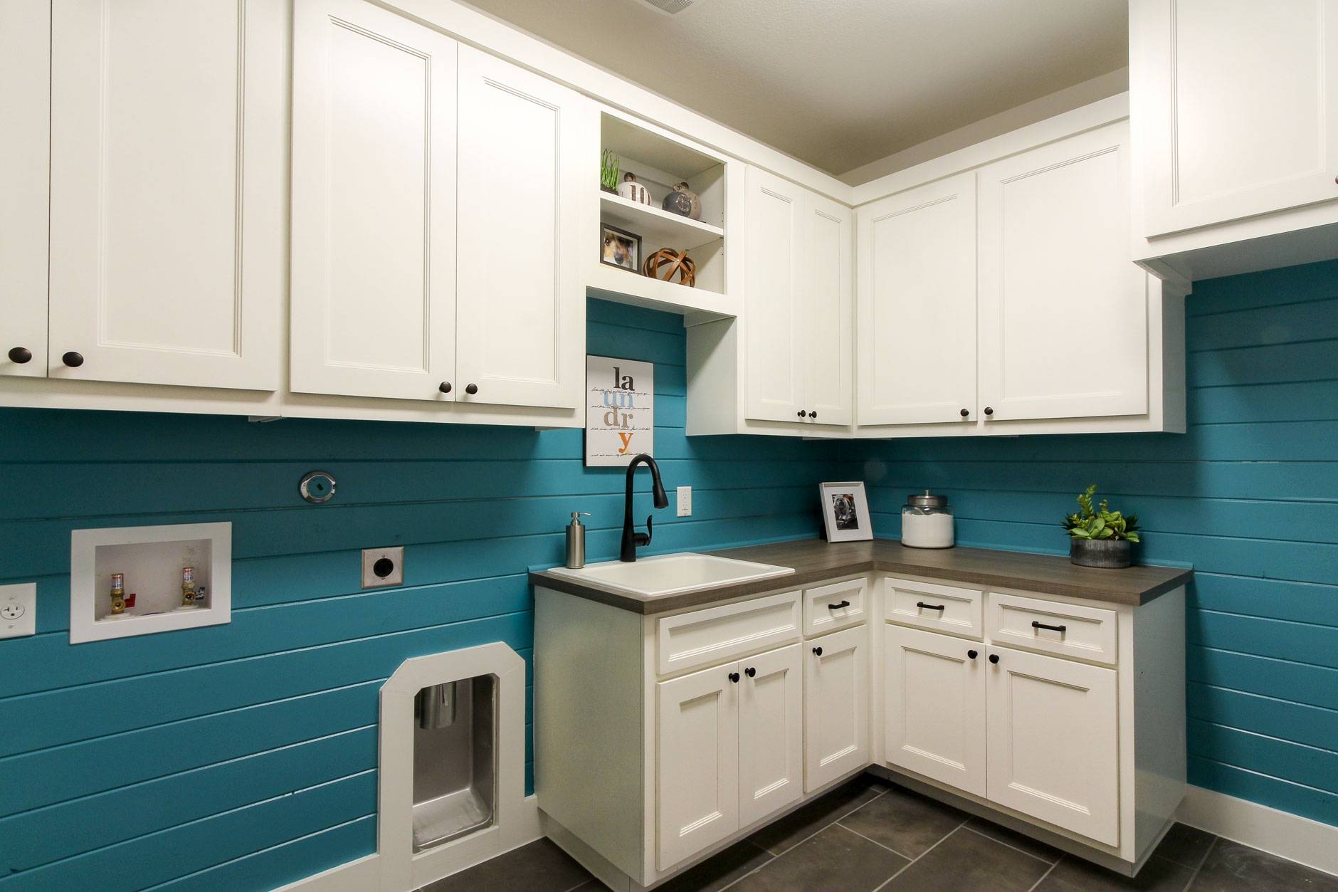 Kitchen Colors: Dark Teal Walls