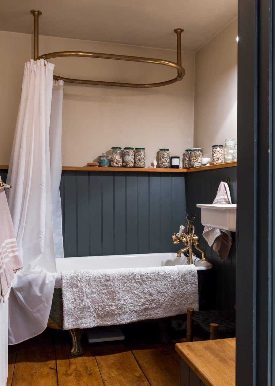 White curtain and bath tub