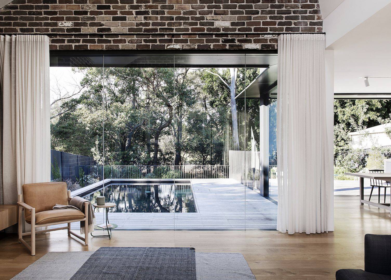 Wonderful view of the pool area and the green outdoors thanks to the floor-to-ceiling glass walls