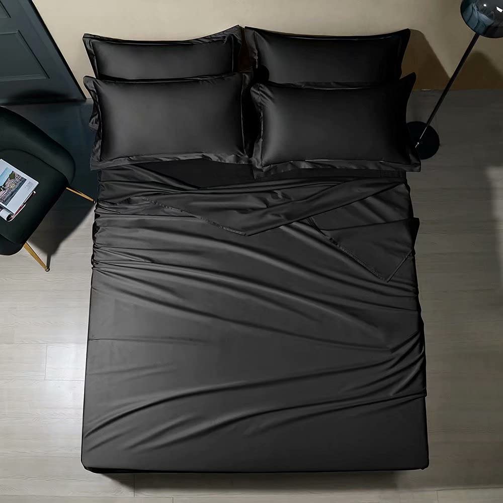 Tempat tidur dengan seprai dan bantal hitam