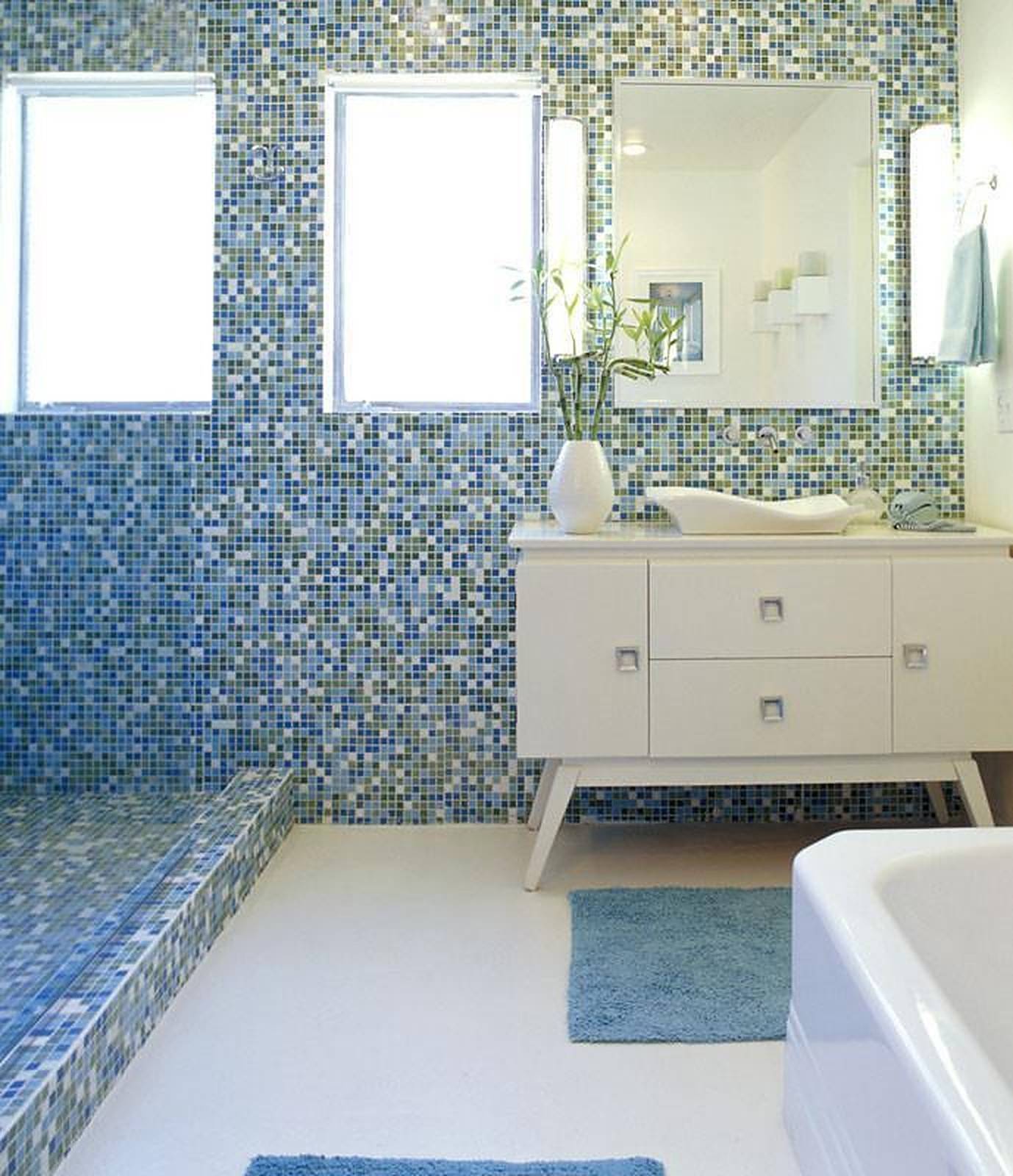 Ubin mosaik biru untuk kamar mandi