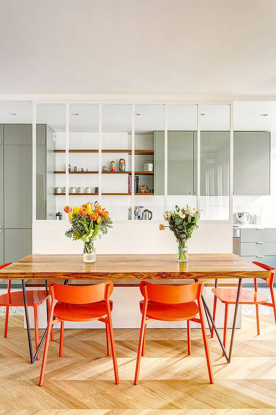 Creative partition between the dining area and kitchen delineates space