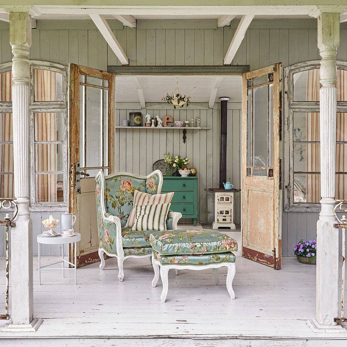 Finding the right vintage decor for your smart shabby-chic porch in white