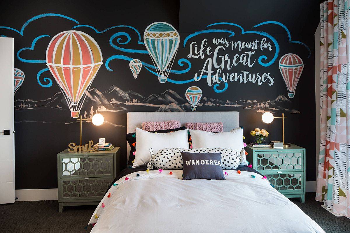 Imaginative-backdrop-in-black-for-the-snazzy-teen-bedroom-with-ample-natural-light-67342