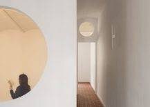 Inovatif-penggunaan-jendela-bulat-dalam-apartemen-Barcelona-untuk-aliran-cahaya-alam-13920-217x155