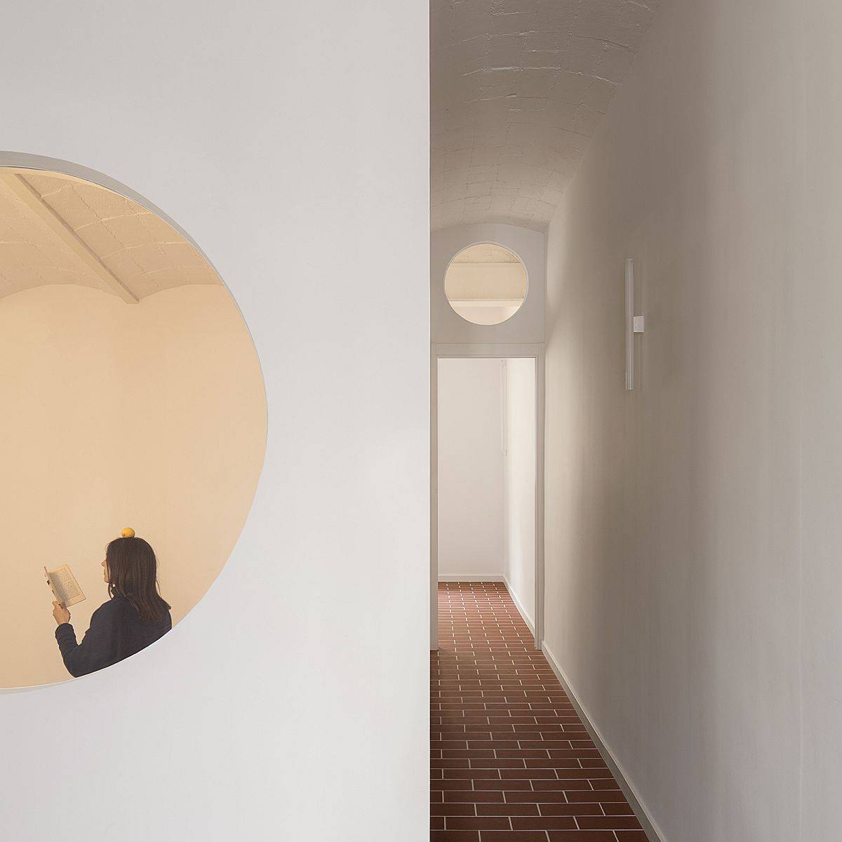 Innovative use of circular windows inside the Barcelona apartment for flow of natura light