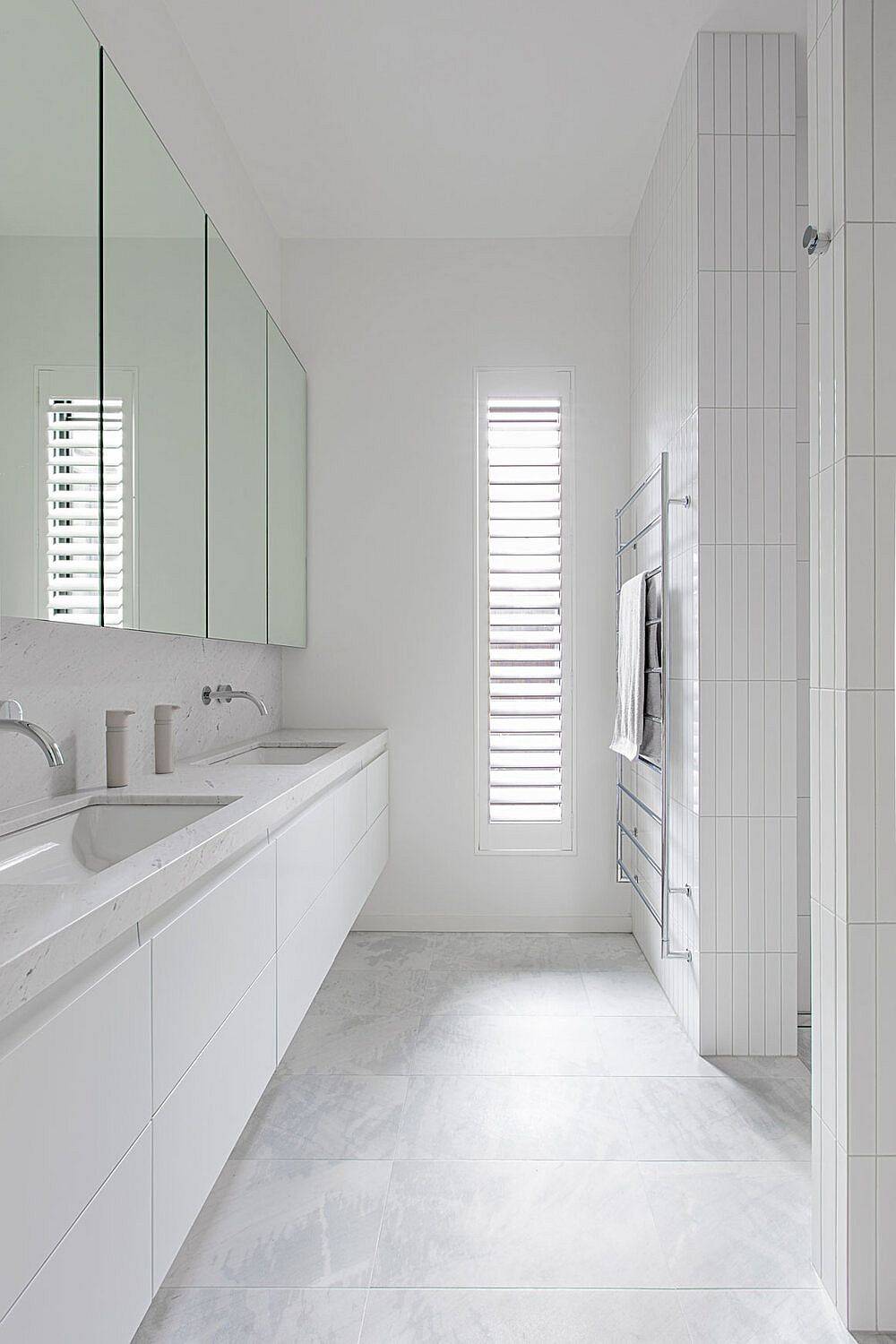 Light-filled and cheerful all-white bathroom design