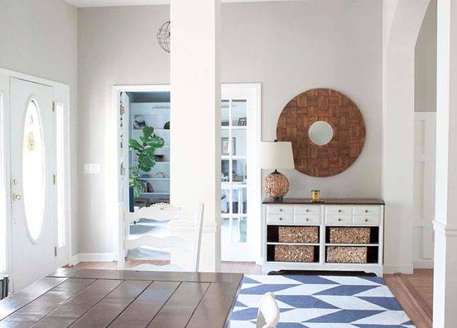 Modern foyer with printed rug and round wall deco