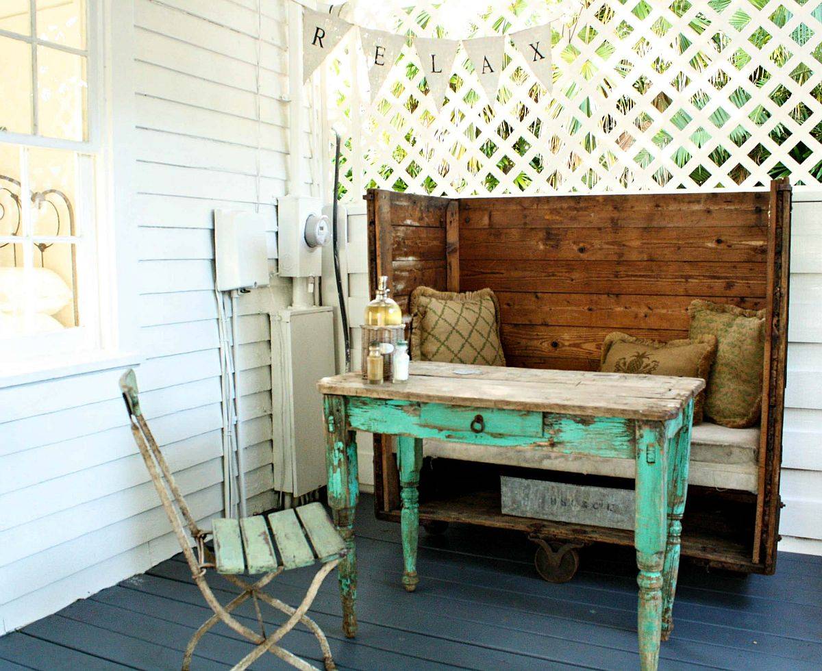 Simple and elegant shabby chic style porch with reclaimed decor that gives it a sense of uniqueness