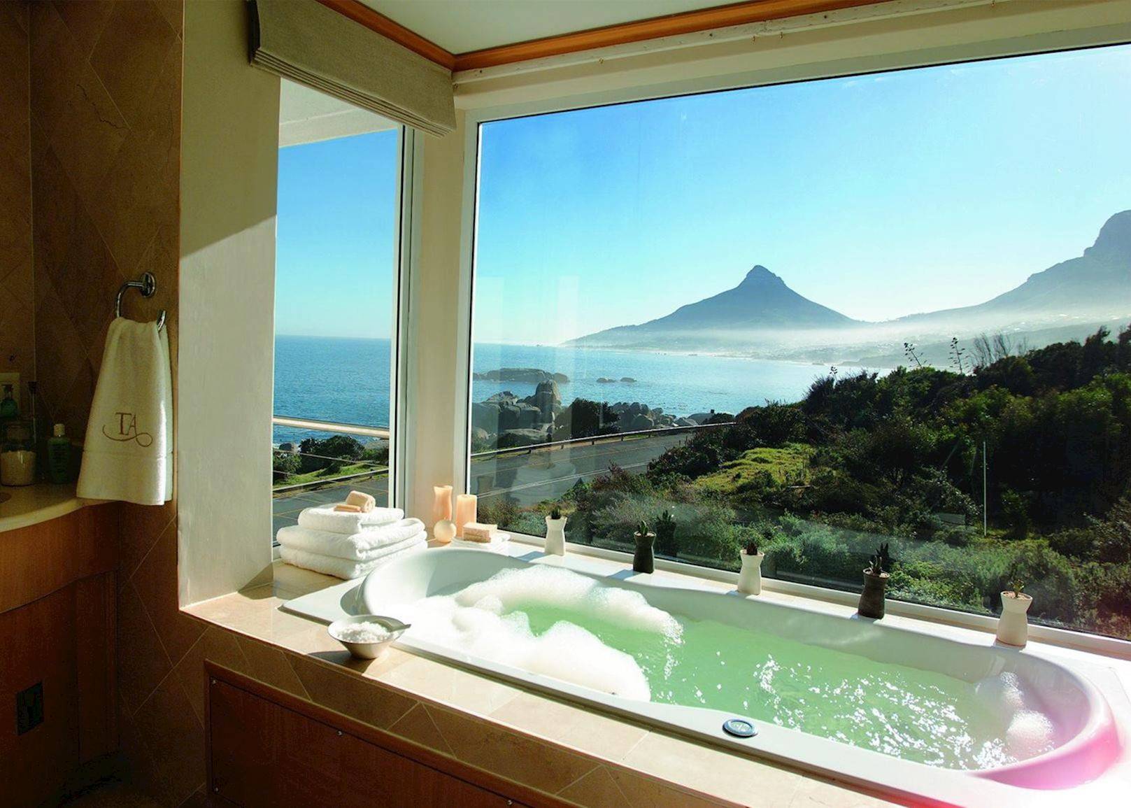 Bak mandi cekung dengan pemandangan laut 
