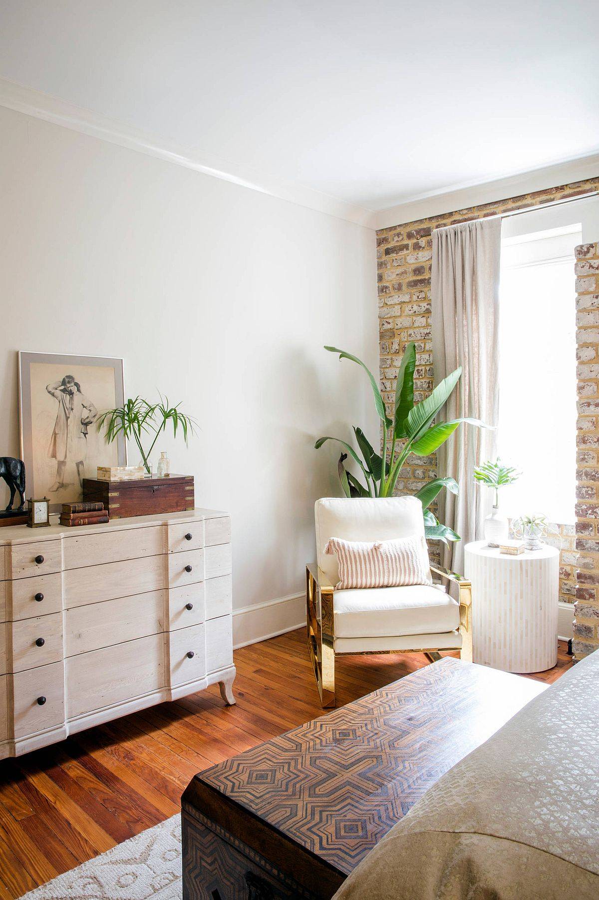 Vintage drawer along with trunk in wood with pattern for the modern-industrial bedroom