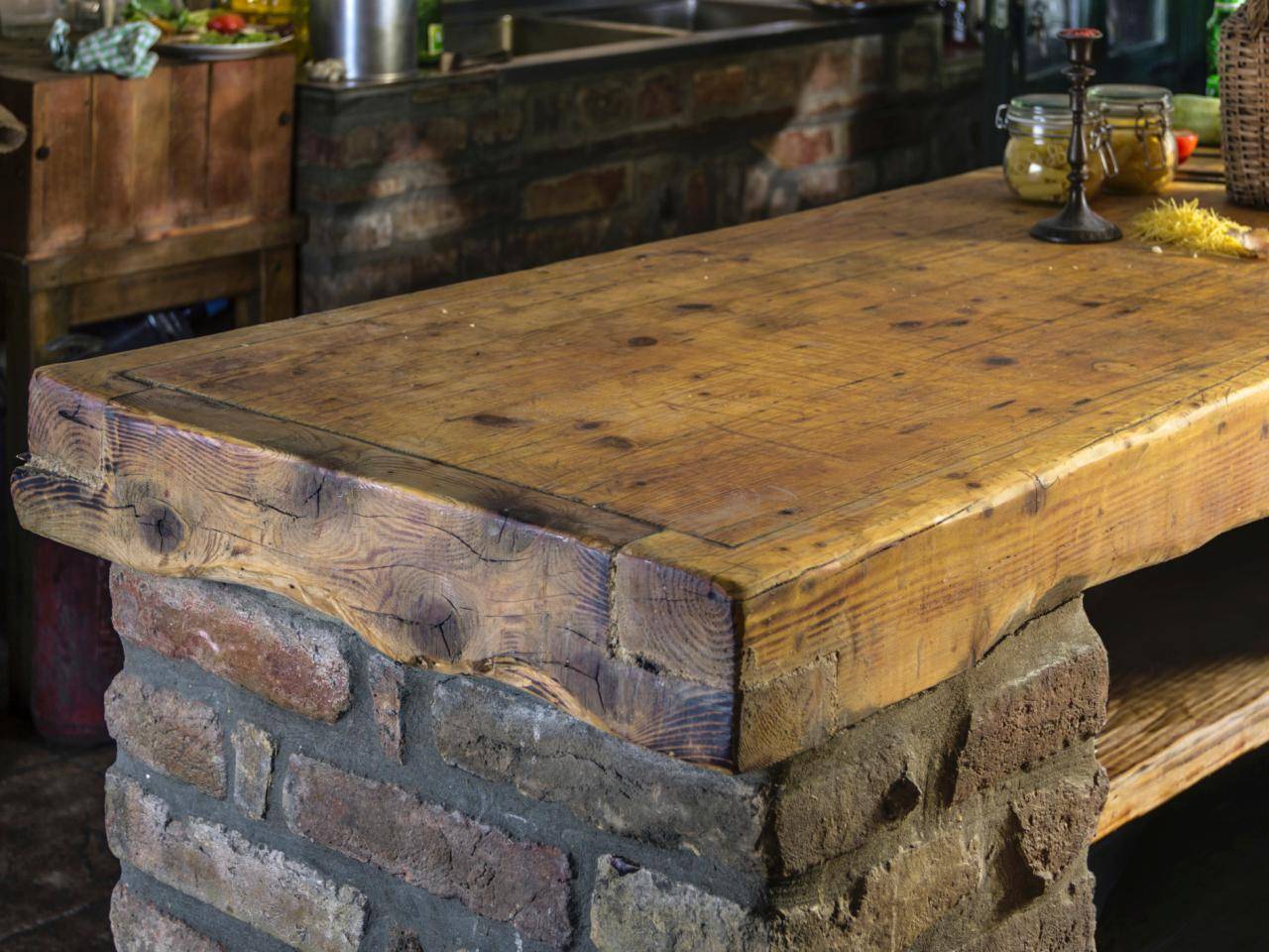 Meja kayu dipasang di atas batu bata