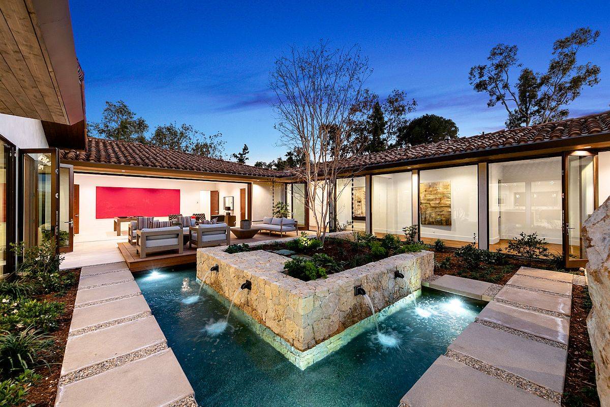 Awesome-courtyard-with-greenery-and-water-feature-cools-down-this-spacious-California-home-59587