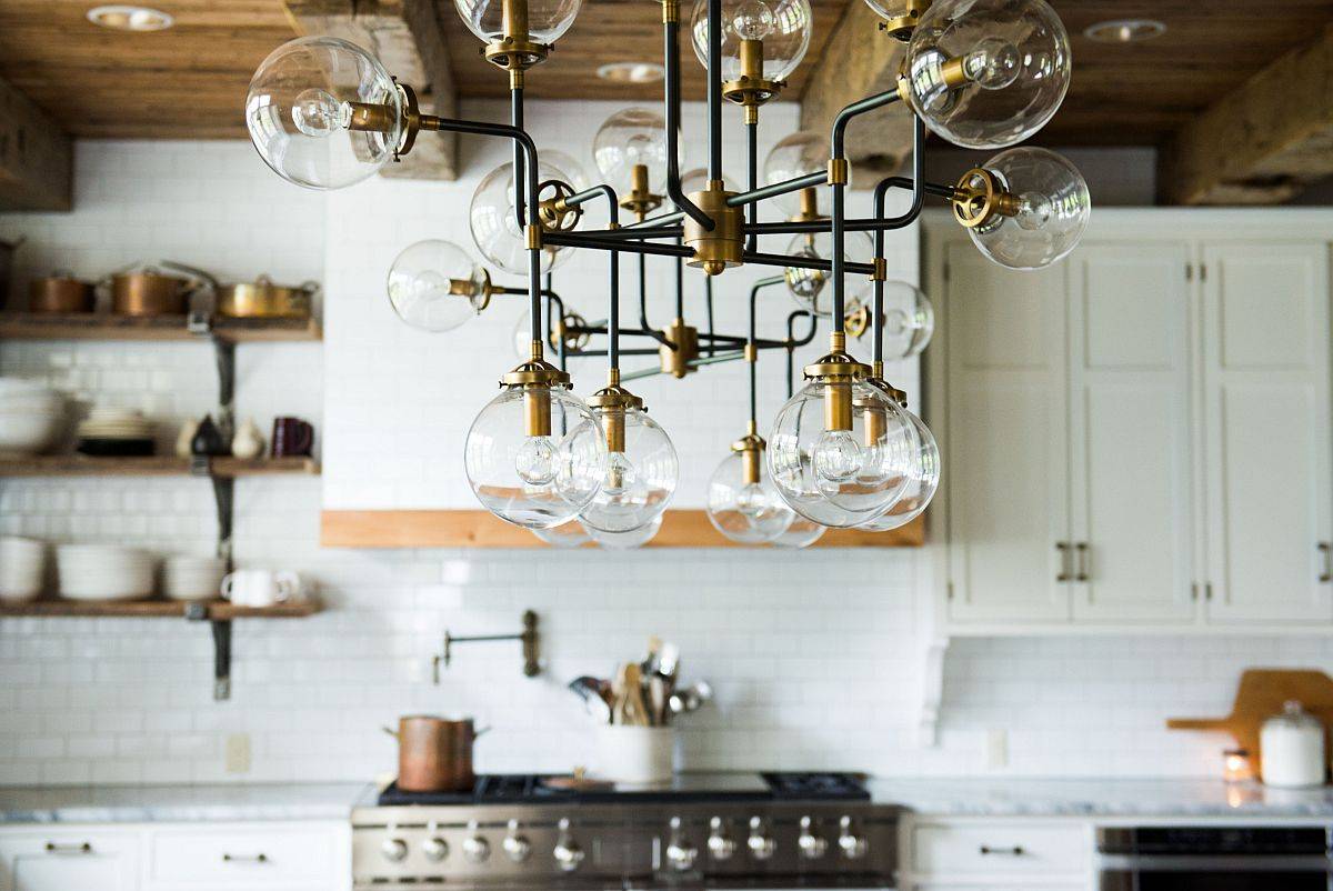 Modern-and-classic-elements-come-together-beautifully-inside-this-farmhouse-style-kitchen-25148