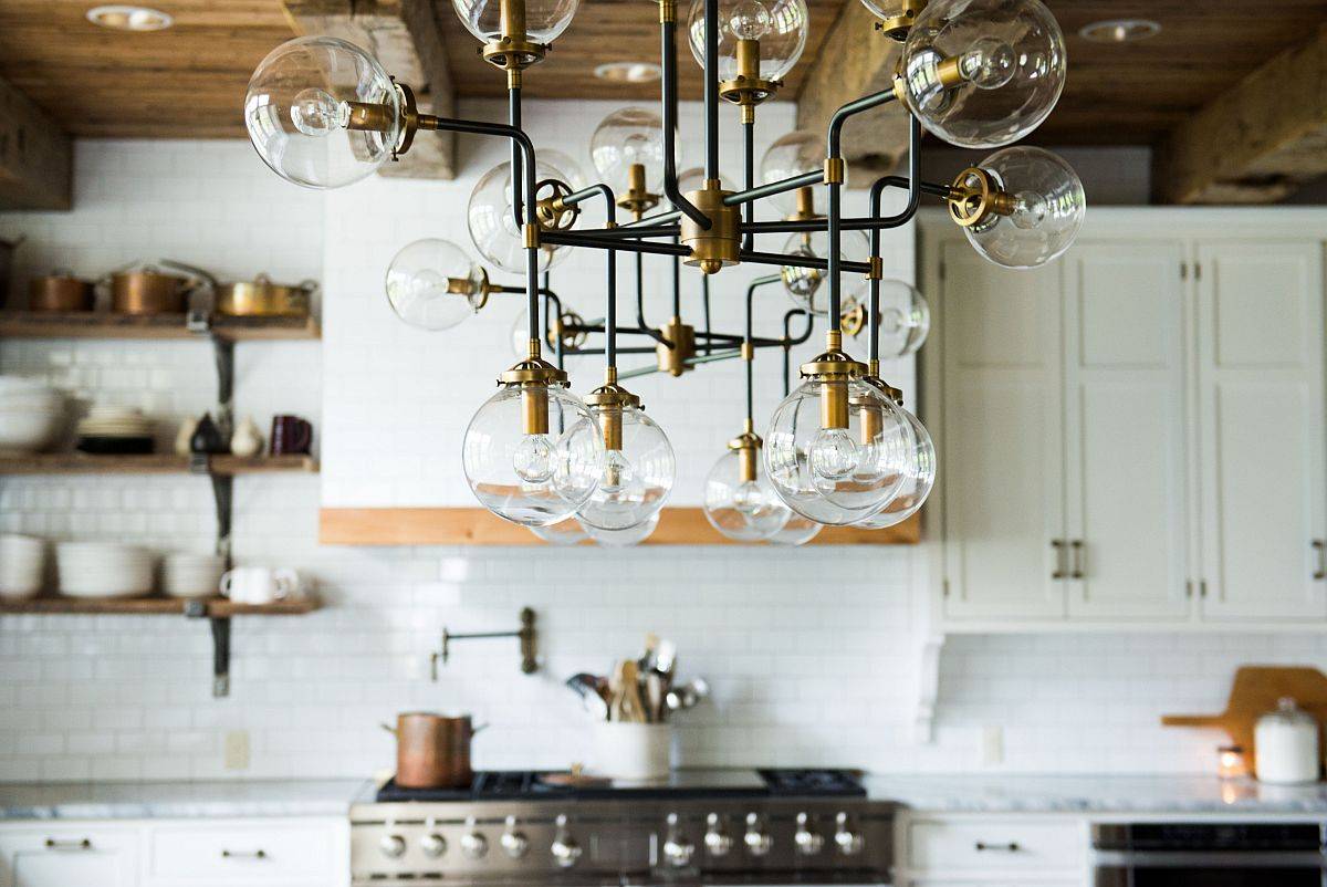 Modern and classic elements come together beautifully inside this farmhouse style kitchen