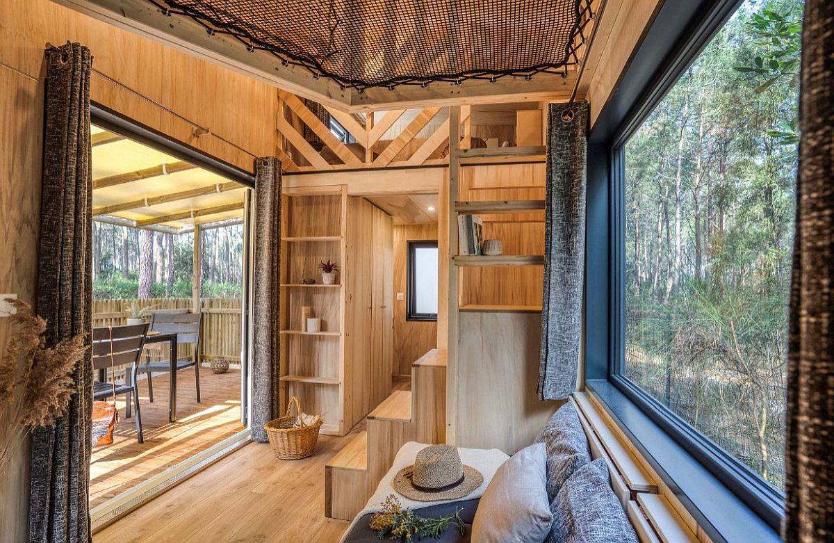 Window-ushers-the-outdoors-into-the-tiny-vacation-home-in-wood-20273