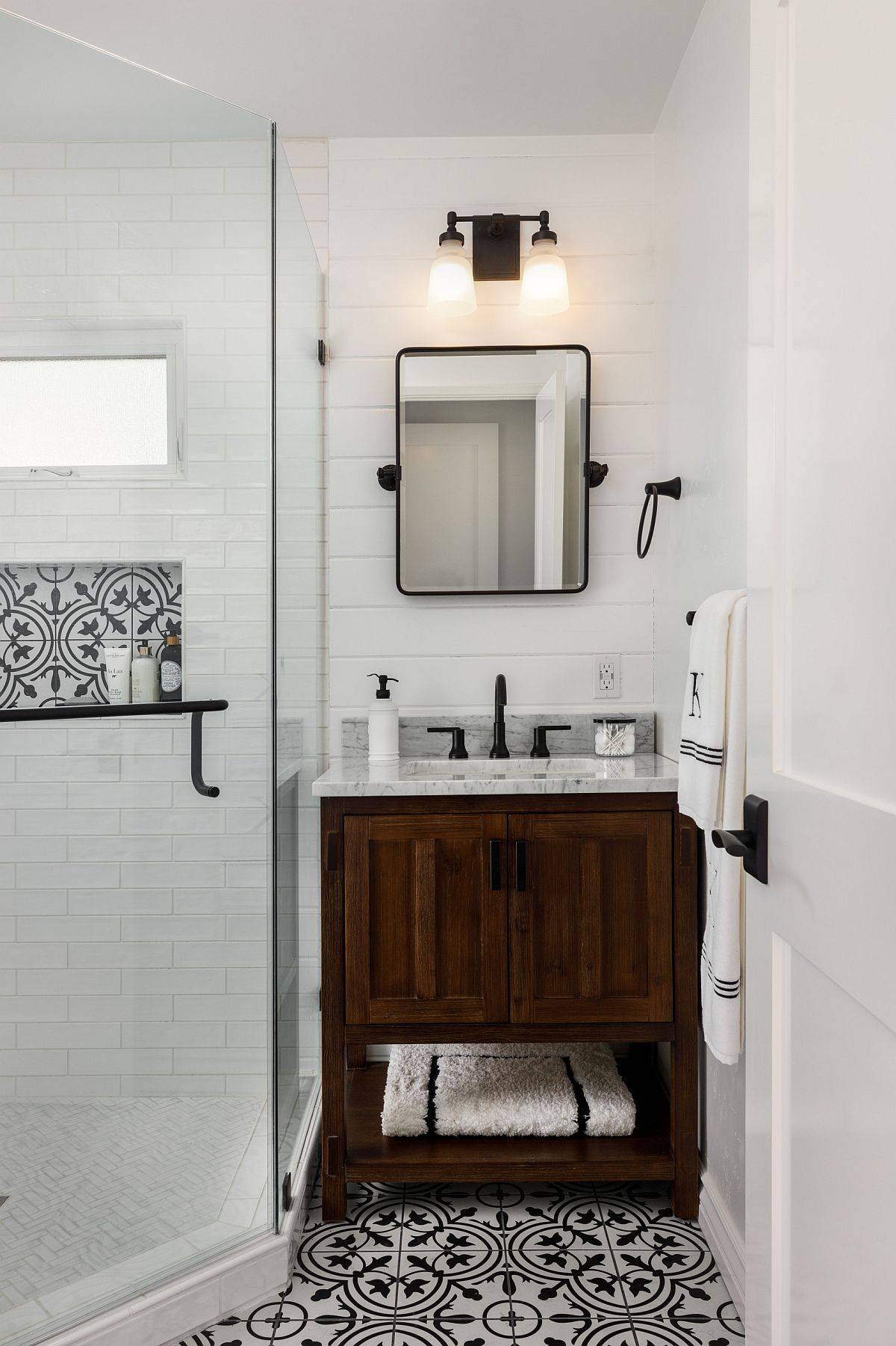 Beach and farmhouse styles rolled into one in the small bathroom with vanity in the corner