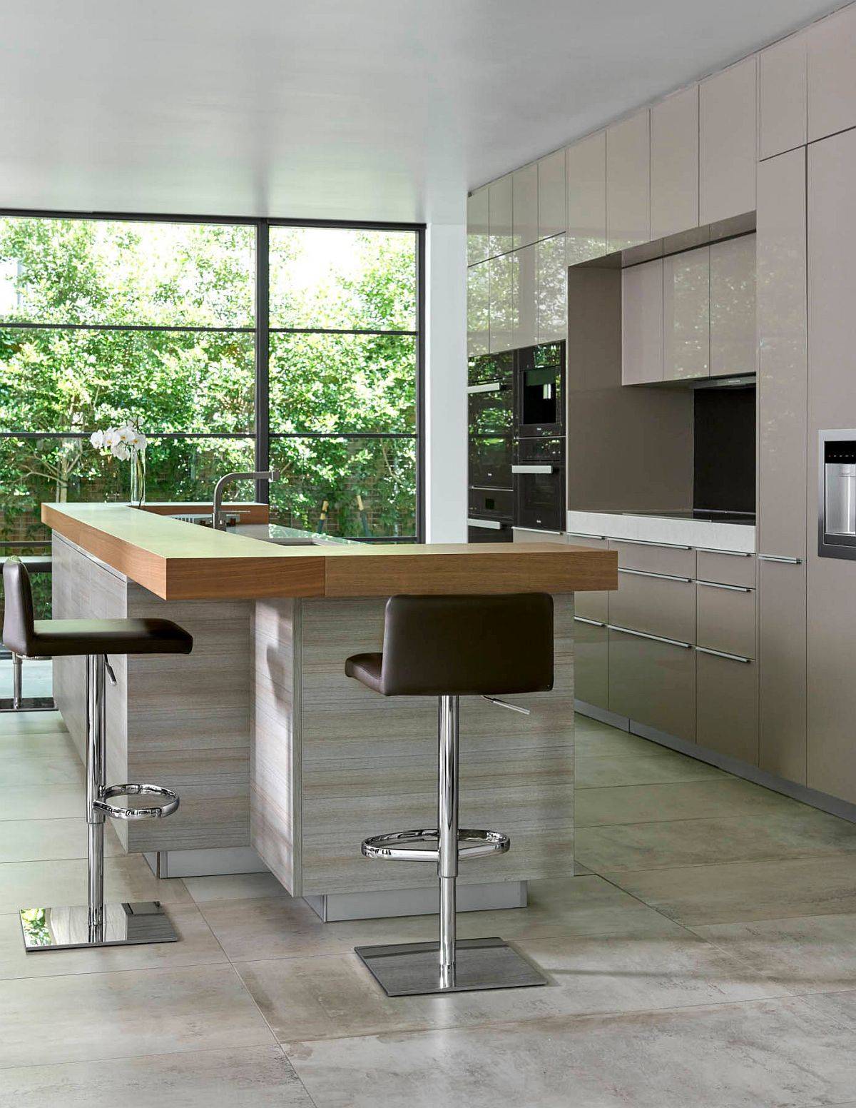 Breakfast bar in wood wraps around the kitchen island in style