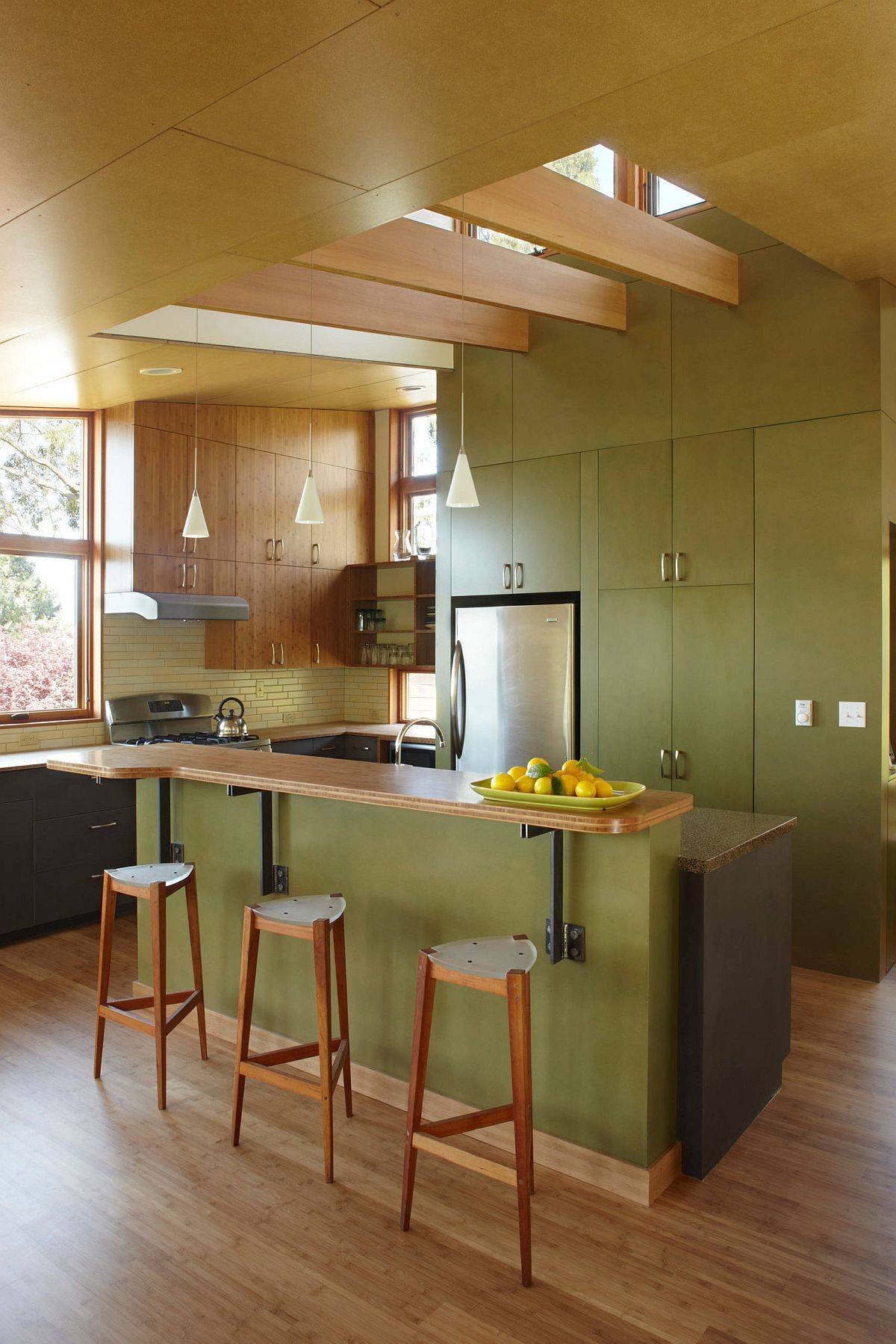 Finding the right deisgn for the breakfast bar in the modest modern Mediterranean kitchen