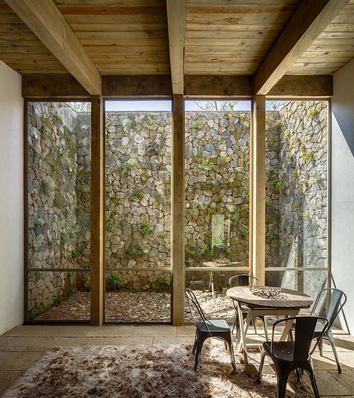 Sun-filled sitting area next to the courtyard with a relaxing ambiance