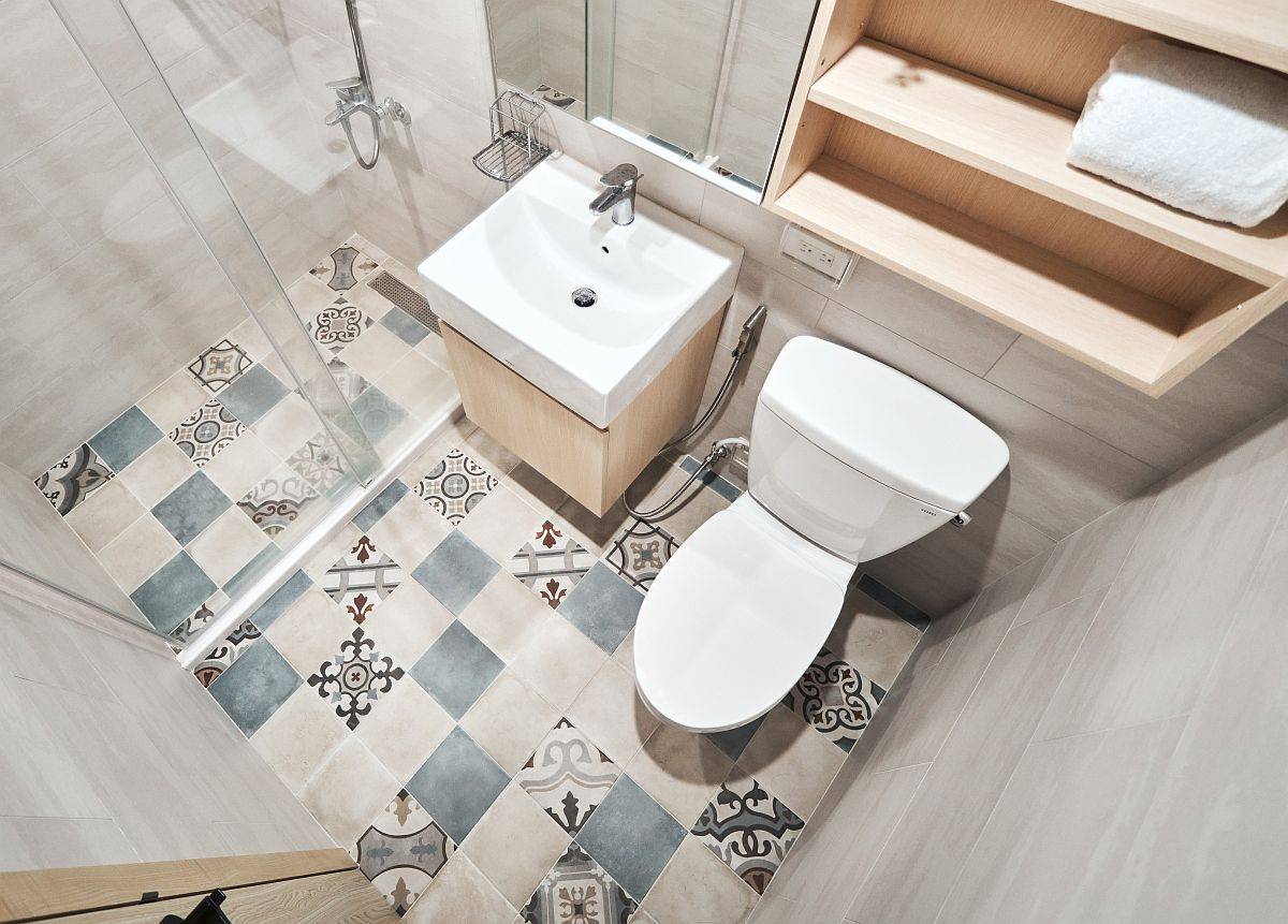 Tiny bathroom design idea with floor tiles that usher in pattern