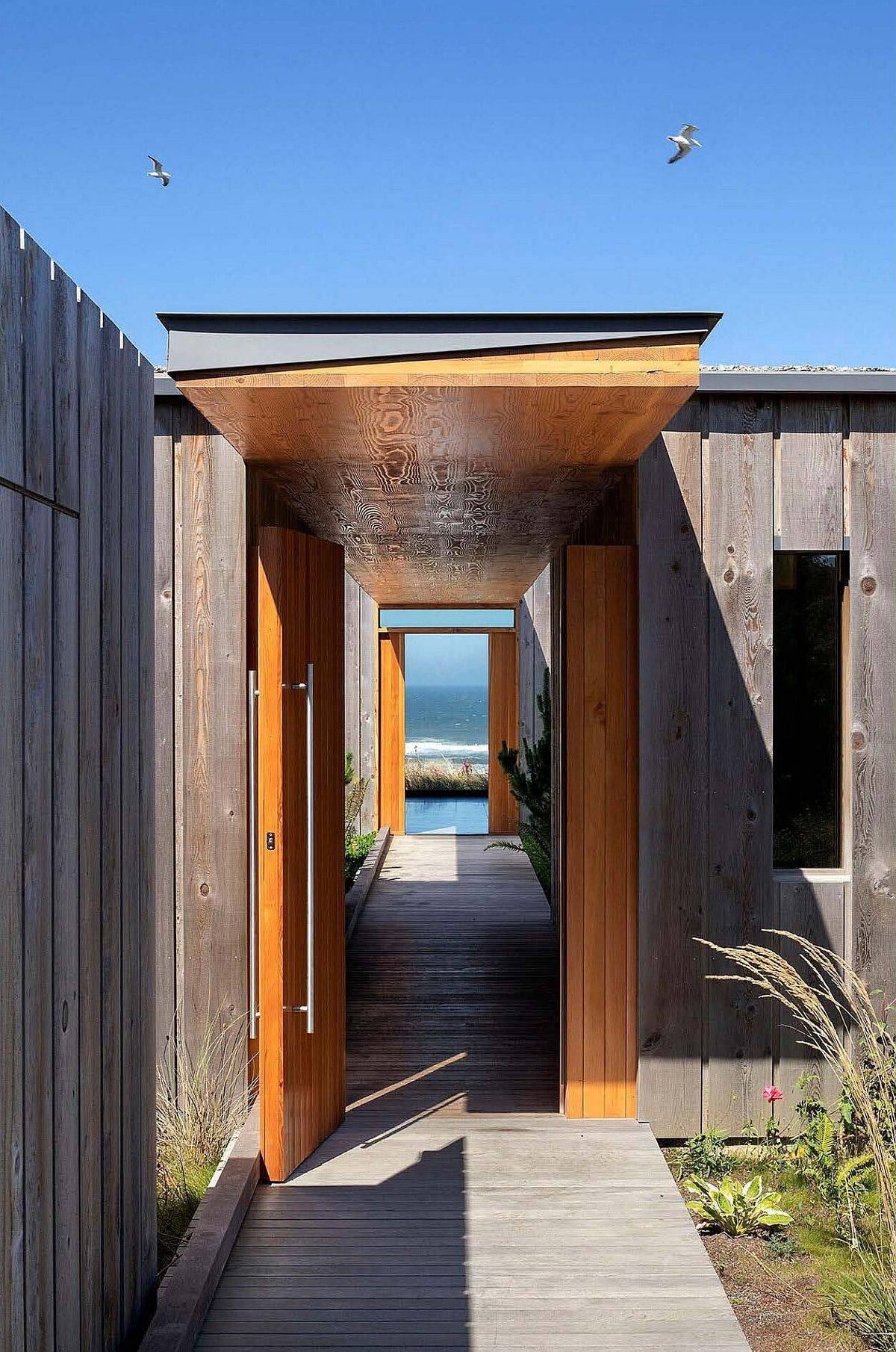 Walkway leading to infinity pool and offering a view of the mighty Pacific