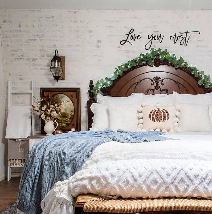 Add different textures and fabrics to the fall bedroom for a comfortable and cozy ambiance